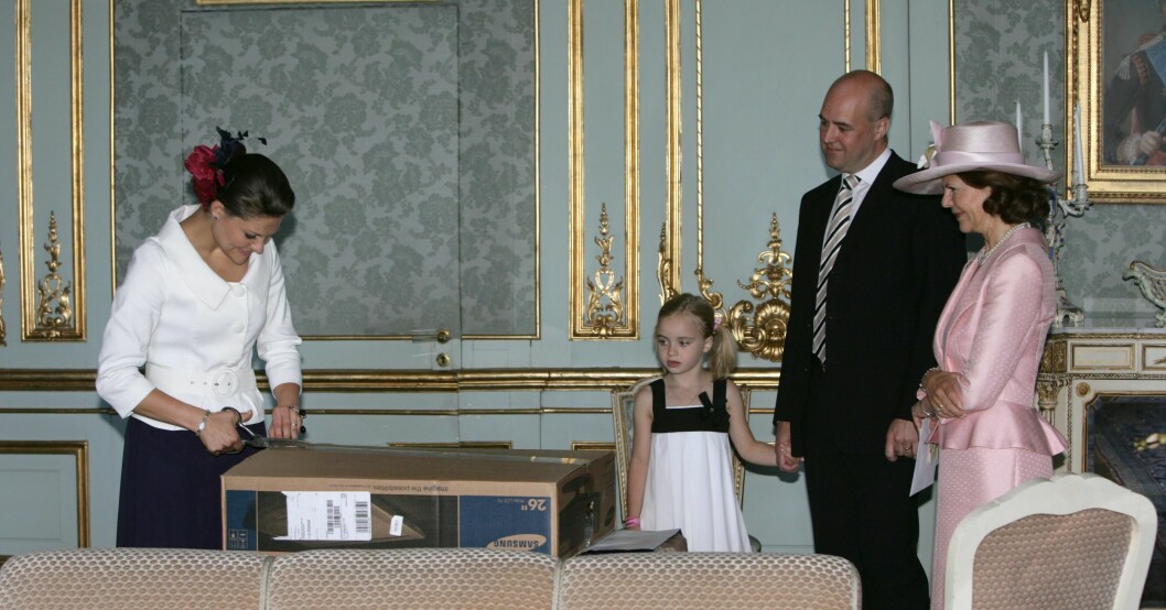 Kronprinsessan Victoria fick en platt-tv från Fredrik Reinfeldt. Kronprinsessan Victoria och Fredrik Reinfeldt.