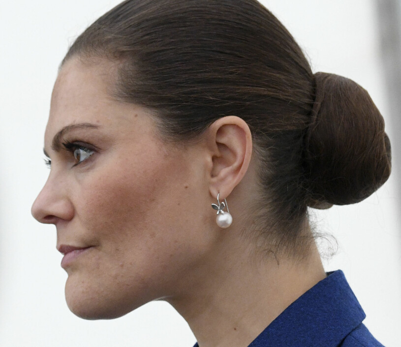 Kronprinsessan Victoria och hennes berömda powerknut: Inte ett hårstrå ligger fel.
