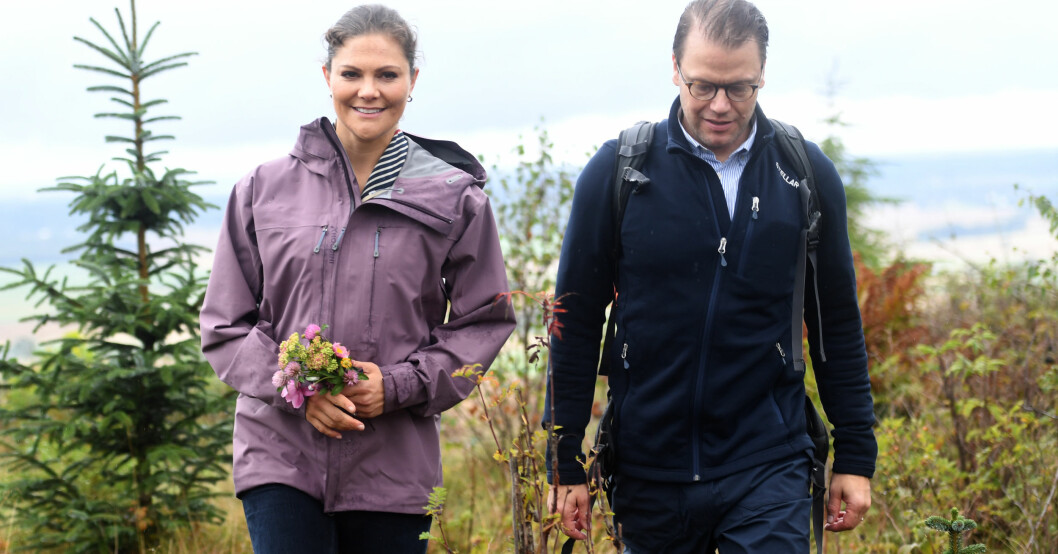 Kronprinsessan Victoria och prins Daniel vid berget Billingen under sin vandring genom Västergötland. Kronprinsessan Victoria och prins Daniel