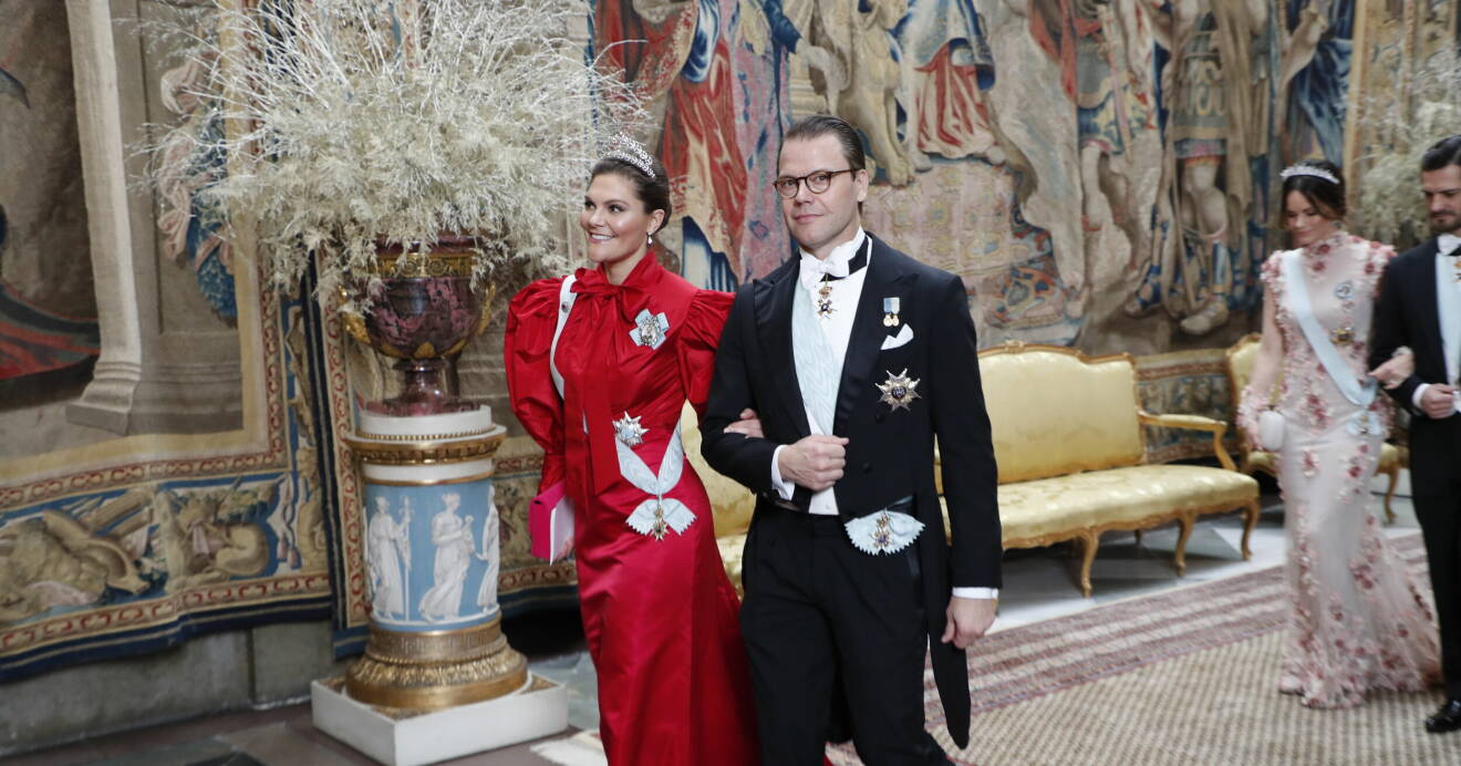 Kronprinsessan Victoria och prins Daniel anländer till Nobelmiddagen på Stockholm slott.