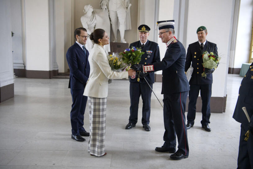 Så här såg det ut i fjol: Överstelöjtnant Patrik Berge, chef för Victoriabataljonen, lämnade över Försvarsmaktens traditionsenliga bukett inne i Östra valvet på slottet. Kronprinsessan Victoria Överstelöjtnant Patrik Berge, chef för Victoriabataljonen