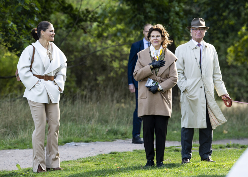 Kronprinsessan Victoria på konstvandring på Djurgården med kungen och drottningen