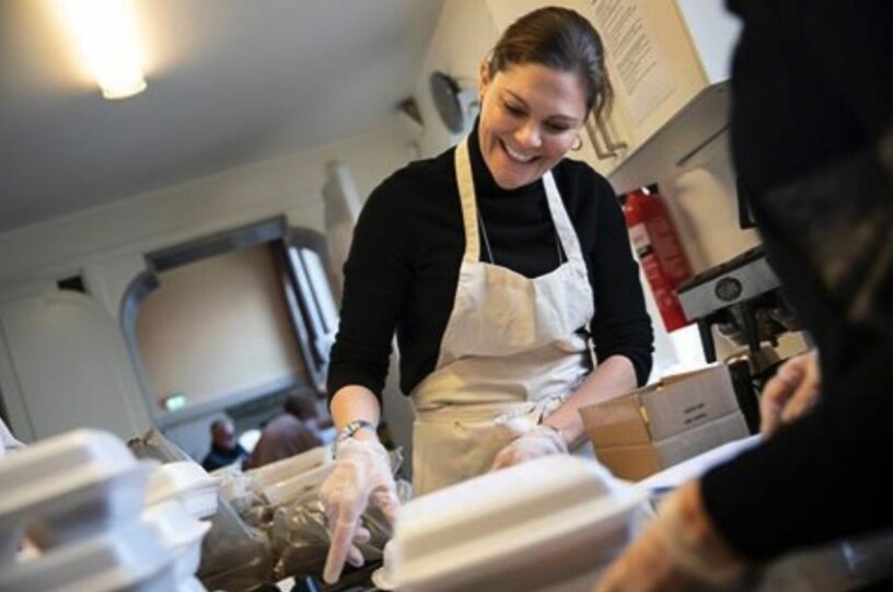 En bild från Victorias volontärarbete hos Stadsmissionen. Kronprinsessan Victoria packar matlådor hos stadsmissionen
