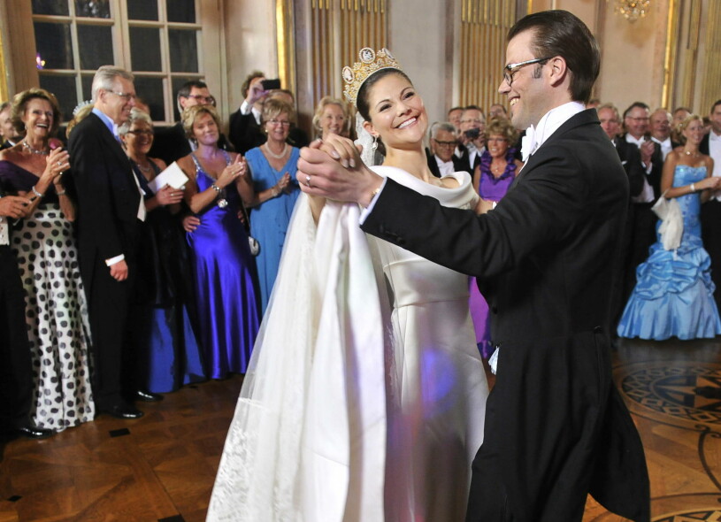 Victoria och Daniel gled snyggt ut över intarsiaparketten i Kungliga slottets balsal Vita havet till tonerna av Frühlingsstimmen av Johan Strauss d.y... Kronprinsessan Victoria Prins Daniel Bröllopsvals 2010