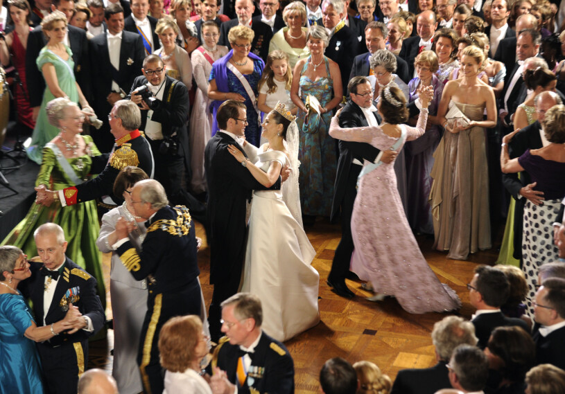 ...och sen bjöd Olle Westling upp drottning Silvia, medan kungen dansade med Daniels mamma Ewa. Kronprinsessan Victoria Prins Daniel dansar Bröllopet 2010