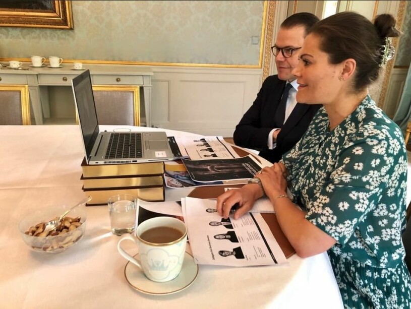 Te med mjölk och nötter i en skål. Så här ser det ut när kronprinsessparet har videomöte. Kronprinsessan Victoria Prins Daniel Haga