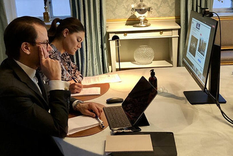 Djup koncentration på Haga i dag. Foto: Kungliga Hovstaterna. Kronprinsessan Victoria Prins Daniel Haga slott Möte Svenska Institutet