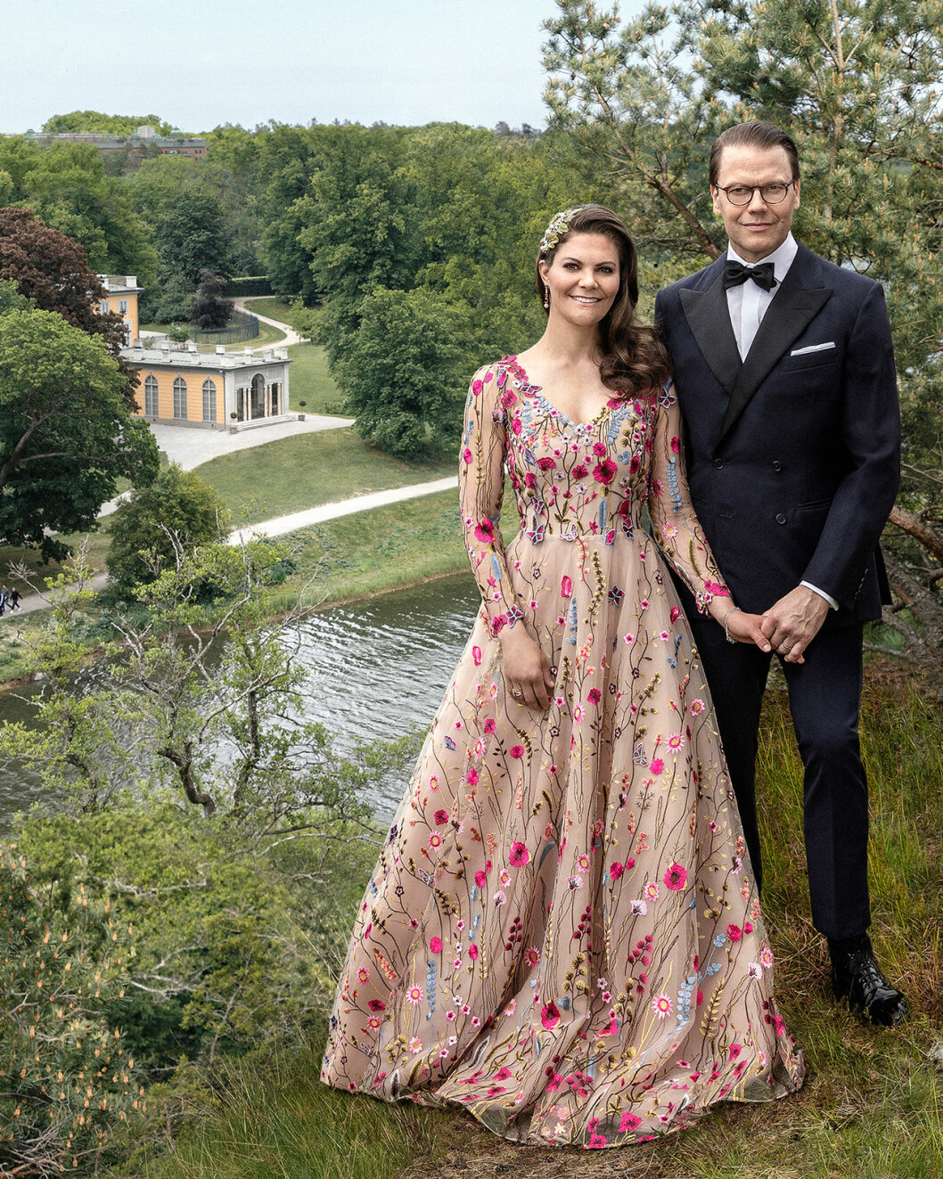 Kronprinsessan bär en puderrosa aftonklänning, broderad med blommor. Och utsläppt hår, så härligt. Kronprinsessan Victoria och prins Daniel bröllopsdag 2020