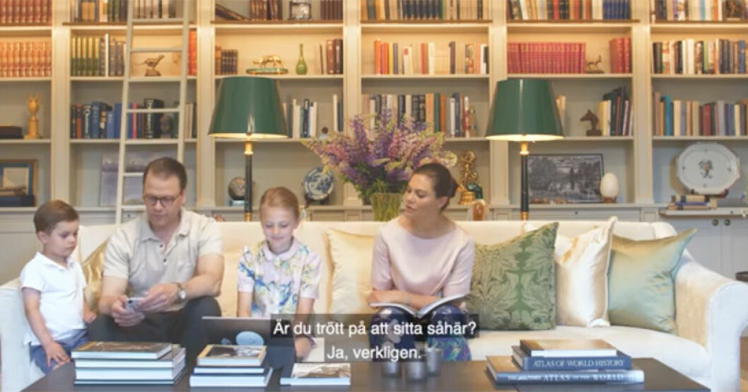 Hagafamiljen i sitt vardagsrum. Kronprinsessan Victoria Prins Daniel Nobel 2020