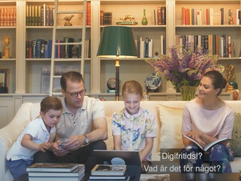 Samling i soffan! Och snart är det fredagsmys. Kronprinsessan Victoria Prins Daniel Prins Oscar Prinsessan Estelle hemma på Haga slott