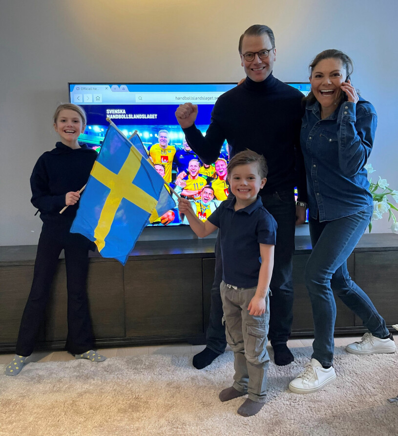 Victoria, Daniel, Oscar och Estelle i sitt TV-rum på Haga. Så speciellt! Och själva tv:n berättar en hel del... Kronprinsessan Victoria Prins Daniel Prins Oscar Prinsessan Estelle TV-rummet Haga slott
