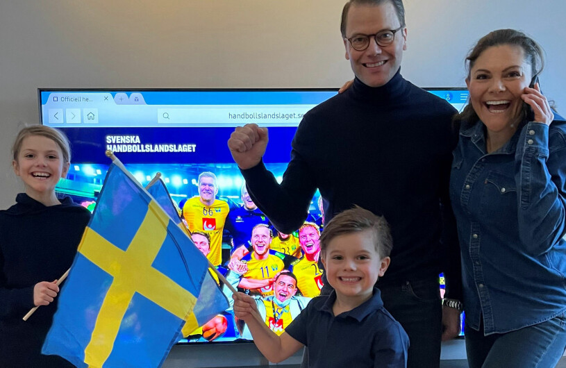 Härliga kronprinsessfamiljen. Men några tekniknördar är de inte. Nu vet vi det! Kronprinsessan Victoria Prins Daniel Prins Oscar Prinsessan Estelle TV-rummet Haga slott