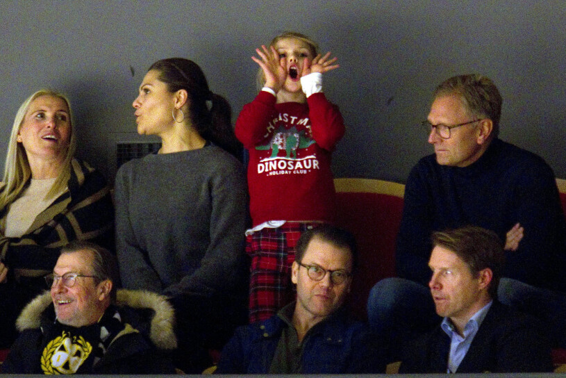Kronprinsessan Victoria, prins Daniel och prinsessan Estelle firade Annandag jul 2019 med att gå på hockey i Gävle tillsammans med Olle Westling, Anna Westling och hennes man samt några vänner. Kronprinsessan Victoria prins Daniel prinsessan Estelle Anna Westling Mikael Söderström Olle Westling ishockey Gävle julen 2019