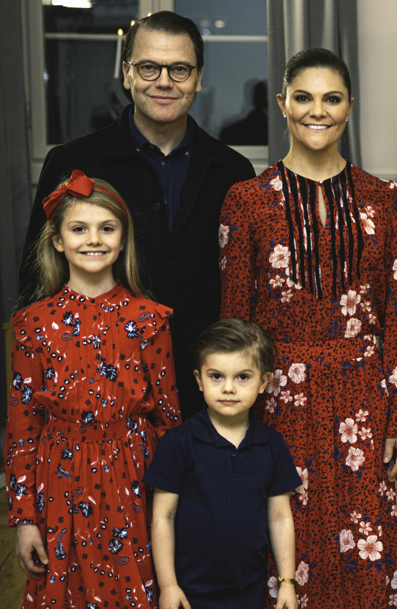 En fin och viktig julinsats av Hagafamiljen. Kronprinsessan Victoria Prins Daniel Prinsessan Estelle Prins Oscar Stockholms stadsmission Stadsmissionen julklappsutlämning Jul 2020
