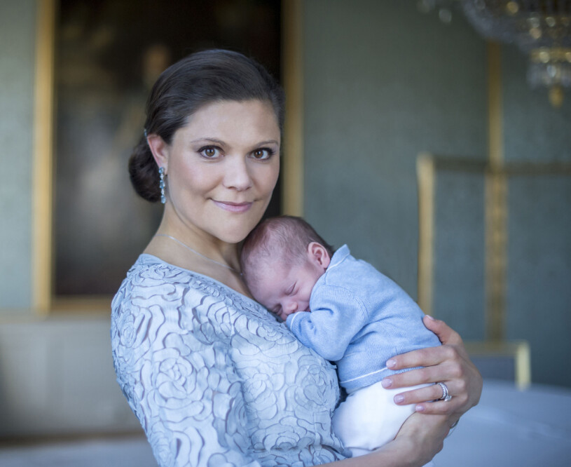 Kronprinsessan Victoria med nyfödda prins Oscar. Kronprinsessan Victoria och prins Oscar