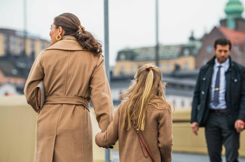 Kronprinsessan Victoria och prinsessan Estelle och en av deras skuggor från säkerhetspolisen Säpo. Kronprinsessan Victoria Prinsessan Estelle Livvakt från Säpo