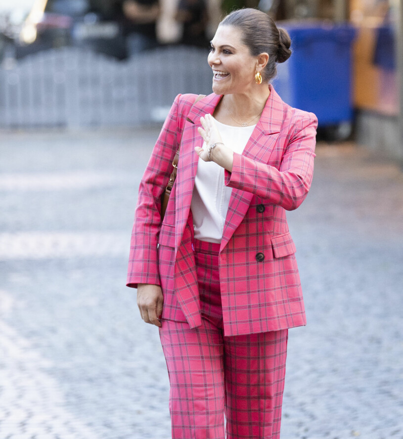 Kronprinsessan Victoria i By Malina-kostym som hade kunnat ställa till det... Kronprinsessan Victoria rutig kostym byxdress By Malina