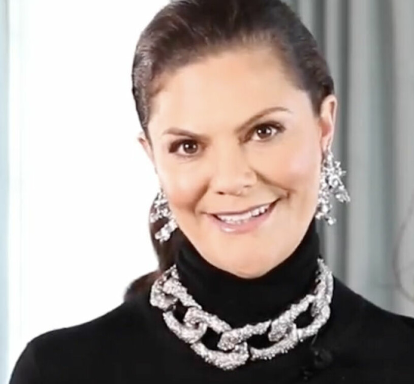 Dressed to impress – med en gnistrande kätting av fusk-briljanter om halsen. Kronprinsessan Victoria när Fashion Week 2021 invigdes i dag. Kronprinsessan Victoria Stockholm Fashion Week 2021