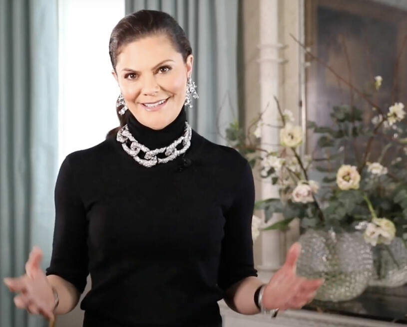Kronprinsessan gjorde ett tungt statement – även med dagens look. Kronprinsessan Victoria Stockholm Fashion Week 2021