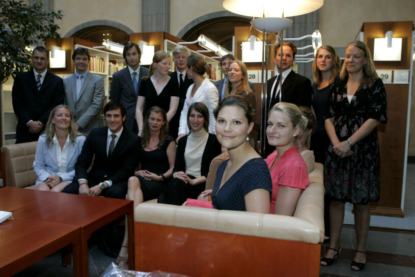 Sista dagen med gänget: Här hade kronprinsessan Victoria och hennes klasskamrater på diplomatprogrammet precis tagit examen. Kronprinsessan Victoria UD:s diplomatprogram 2006-2007