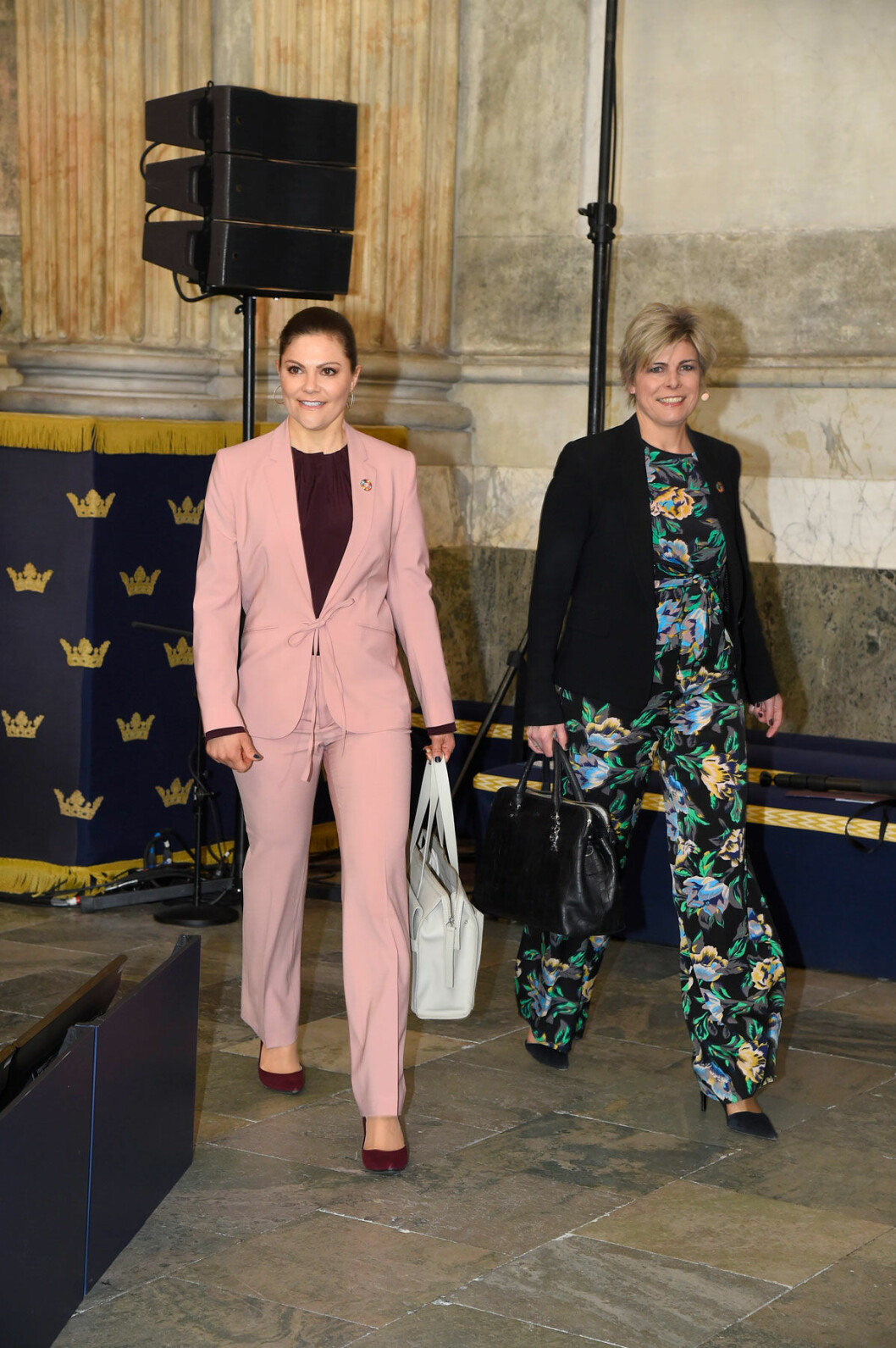 Kronprinsessan Victoria anländer till World Child Forum i en rosa kostym.