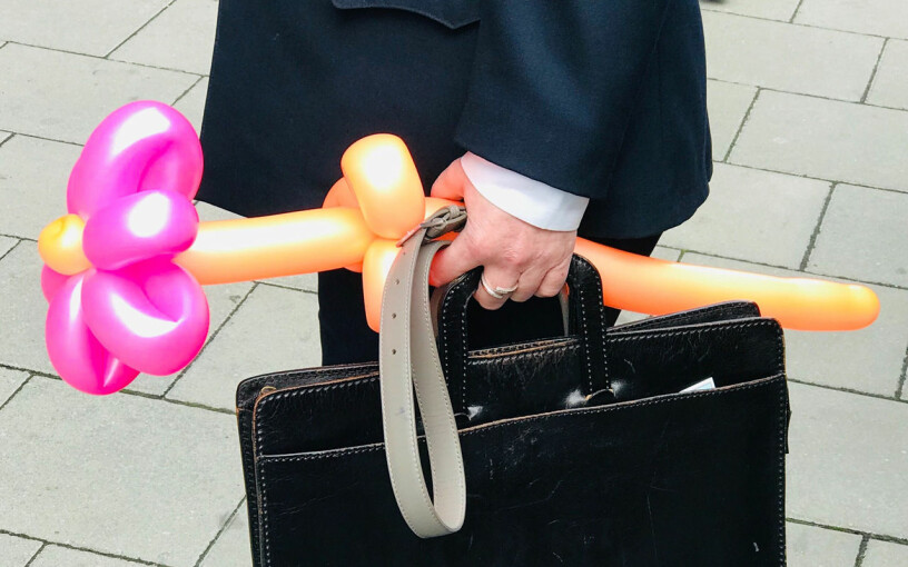 Adjutanten tog hand om både handväskan och blom-ballongen. Kronprinsessan Victorias adjutant Carin Ellström