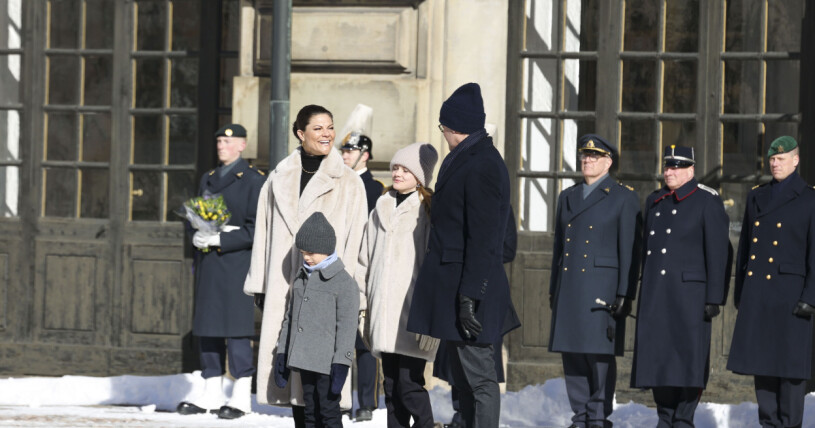 Mor och dotter matchade när Victoria tog emot allmänhetens gratulationer! Kronprinsessans namnsdag