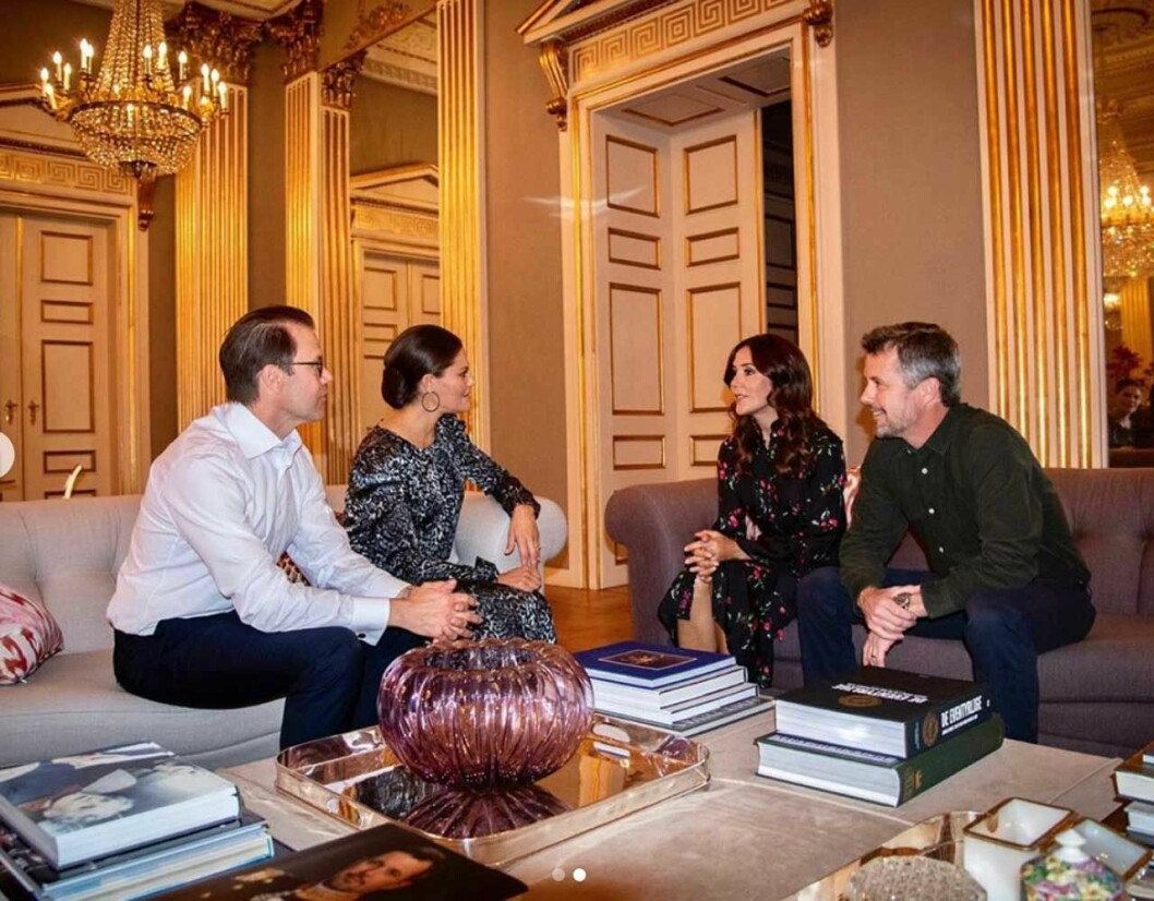 Kronprinsessan Mary skyndade förstås hem för att träffa Victoria och Daniel. Och visst fanns det en god anledning till förseningen. kronprinsessan mary kronprinsessan victoria