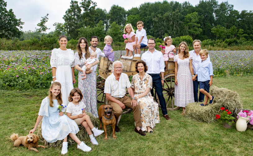 Årets kungliga familjefoto! Här ser vi Estelle klappa lilla Rio, även kungaparets hund Brandie är med.
