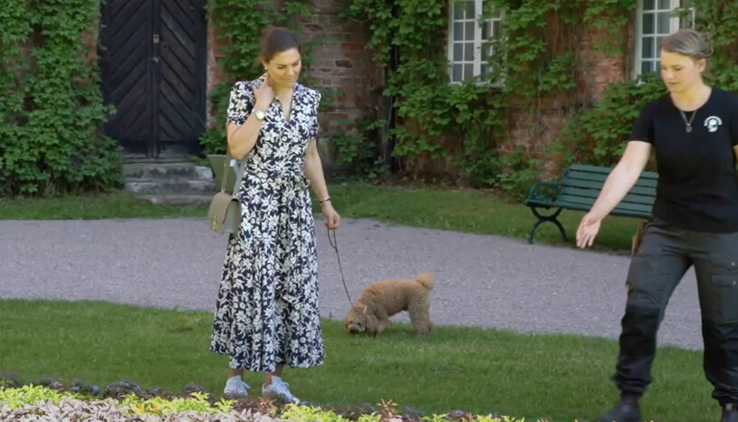 Kronprinsessan Victoria ute på tur med Rio vid Gripsholms slott i Mariefred.