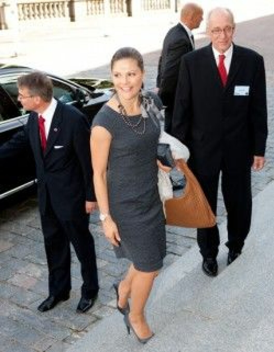 Kronprinsessan Victoria anländer till Uppsala universitet. Kronprinsessan Victoria anländer till Uppsala universitet.