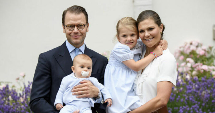 Prins Daniel, prins Oscar, prinsessan Estelle och kronprinsessan Victoria måste alla hålla sig hemma på Haga tills kungliga livmedikus ger grönt ljus för att bryta isoleringen. kronprinsessan victoria prins daniel prins oscar prinsessan estelle