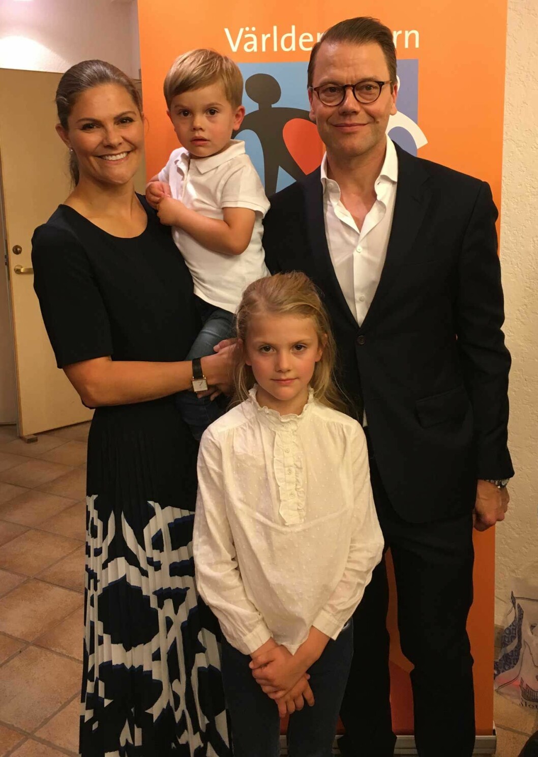Estelle med sina stolta föräldrar. Prinsessan Estelles kör sjöng i Grindtorpskyrkan för Världens Barn, med Victoria, Daniel och Oscar i publiken.