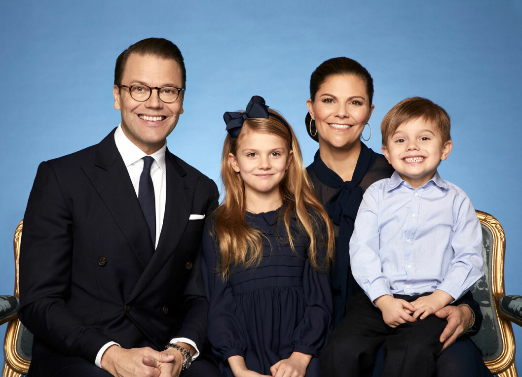 Kronprinsessan Victoria i den numera hyllade och älskade knuten. Prins Oscars glädje och skratt är så härlig på nya bilden!