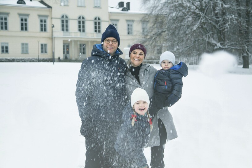 Föregår med gott exempel. Kungafamiljen skickar en viktig signal om sportlovsfirande på hemmaplan. Kronprinsessfamiljen Kronprinsessan Victoria Prins Daniel Prins Oscar Prinsessan Estelle Haga slott