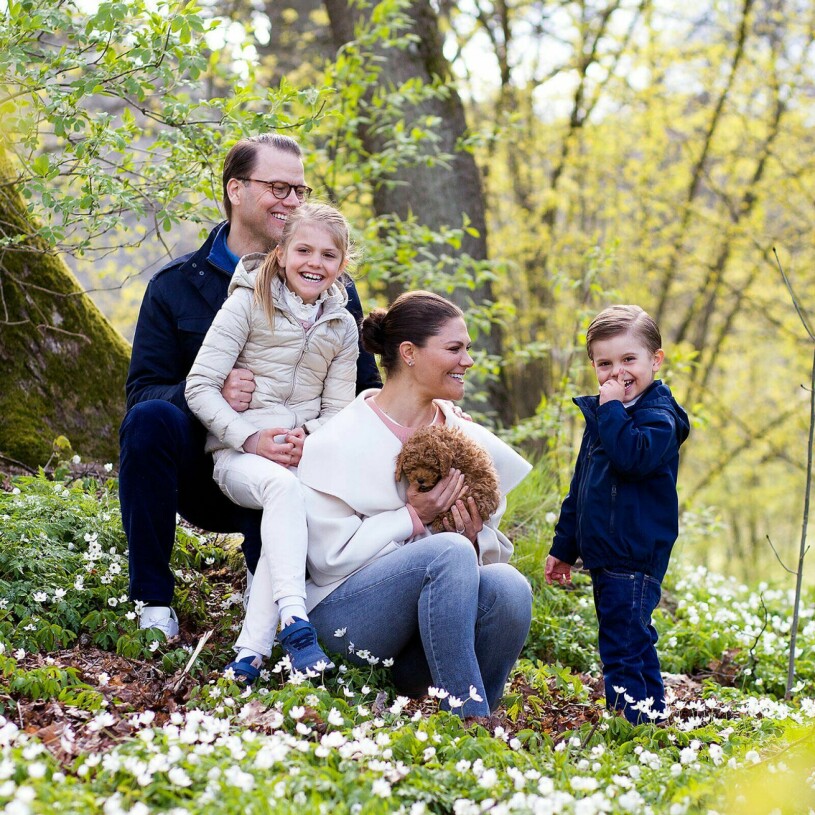 Estelle och Oscar var såklart överlyckliga när familjen välkomnade en liten valp!