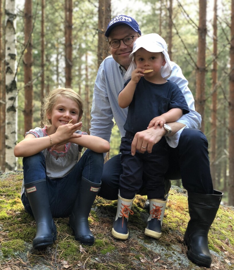Estelle och Oscar med pappa Daniel. Victoria tog bilden. Prins Daniel Prinsessan Estelle och prins Oscar i skogen