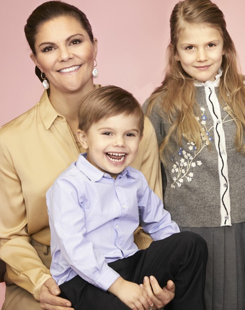 Fina familjebilden som Victoria har hållit på – fram tills nu! Kronprinsessan Victoria Prins Oscar Prinsessan Estelle