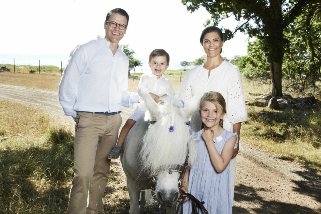Kronprinsessfamiljens sommarhälsning från Solliden. Kronprinsessfamiljens sommarhälsning från Solliden.
