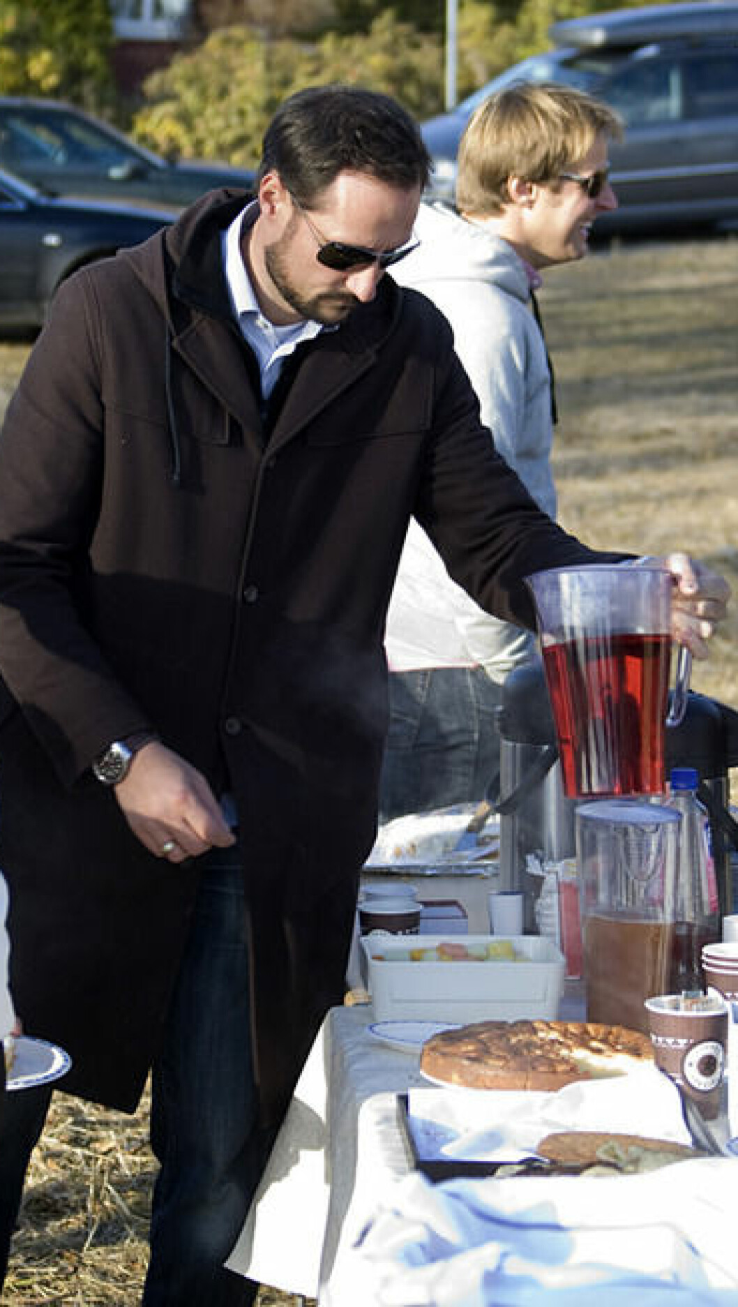 Köp hemmagjord saft av en kronprins. Köp hemmagjord saft av en kronprins.