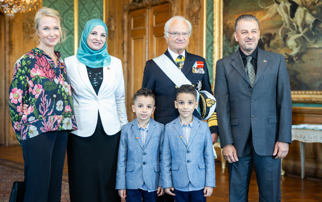 Kungen tog emot Akram och hans familj på slottet.