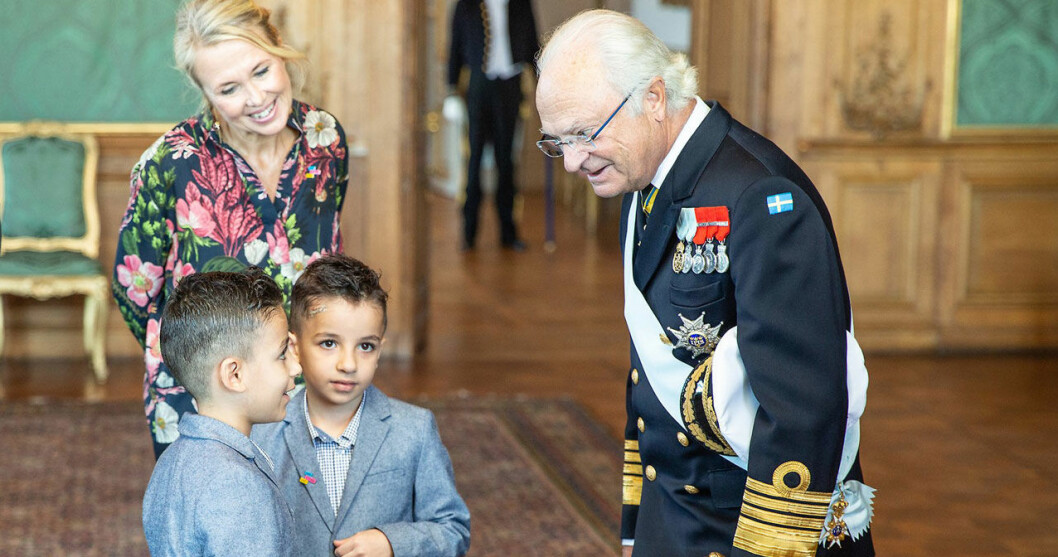 Kungen tog emot Akram och hans familj på slottet.