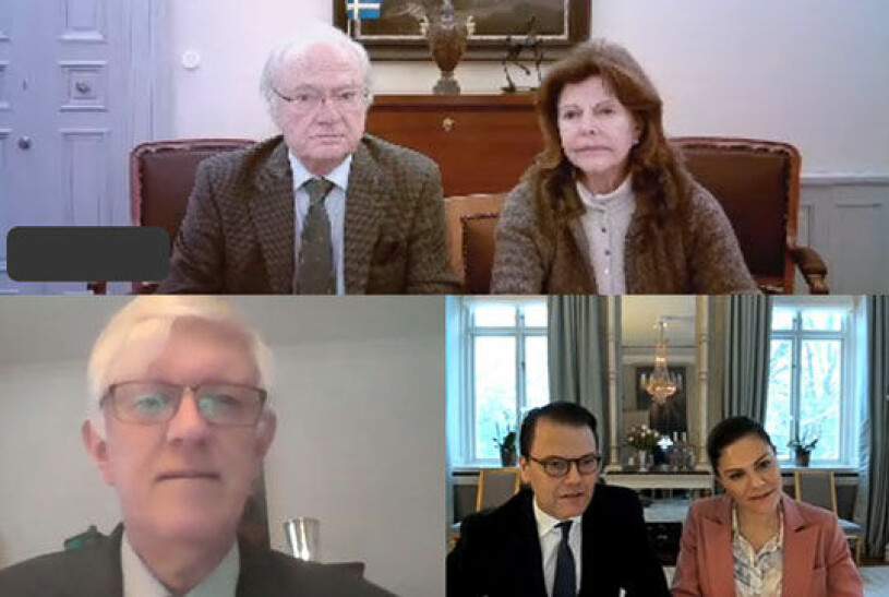 Kungaparet och kronprinsparet hade under måndagen ett möte med Folkhälsomyndighetens generaldirektör Johan Carlson. Kung Carl Gustaf, drottning Silvia, Johan Carlson, prins Daniel och kronprinsessan Victoria,