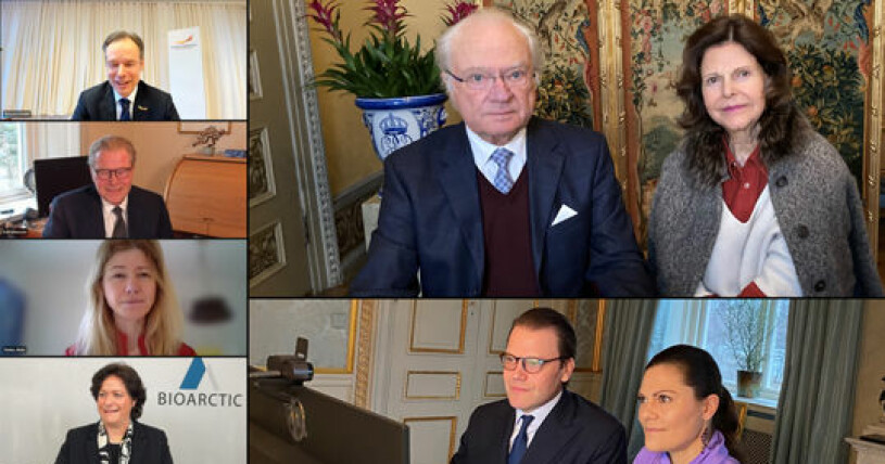 Drottning Silvia håller gipset utanför skärmen. Kung Carl Gustaf, drottning Silvia, prins Daniel och kronprinsessan Victoria