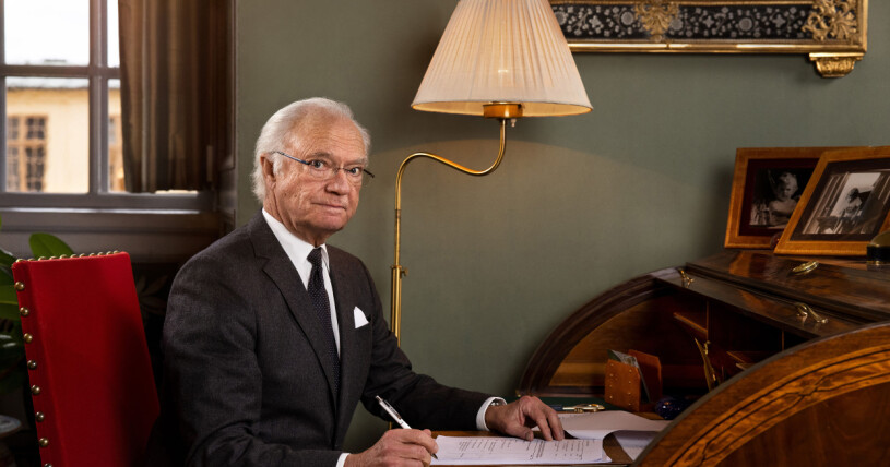 Kung Carl Gustaf i Stensalen på Drottningholms slott, och där ser vi bilderna på kronprinsessan Victoria! Kung Carl Gustaf