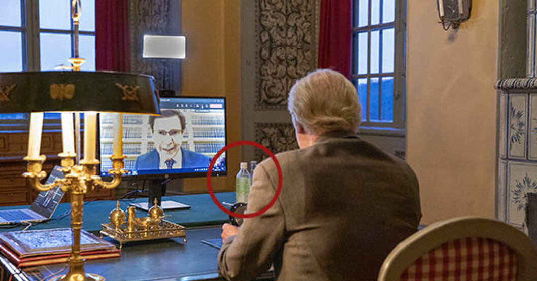 Kung Carl Gustaf verkar glömt att ha städat undan flaskan innan bilden togs! Kung Carl Gustaf