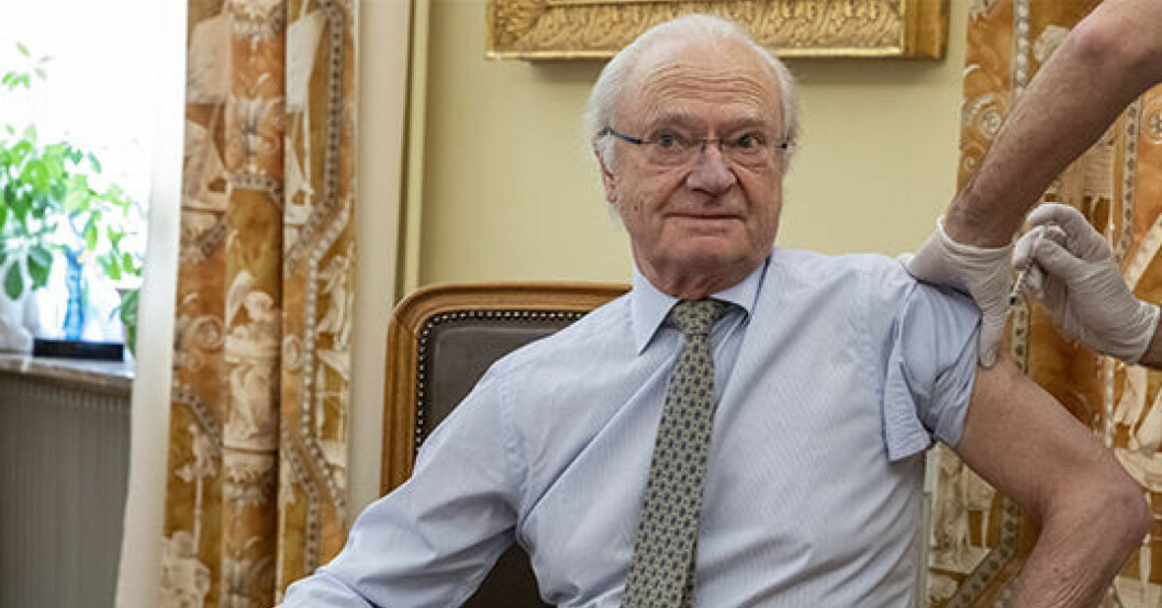 Kung Carl Gustaf ställde upp på bild när han fick den första dosen coronavaccin. Kung Carl Gustaf