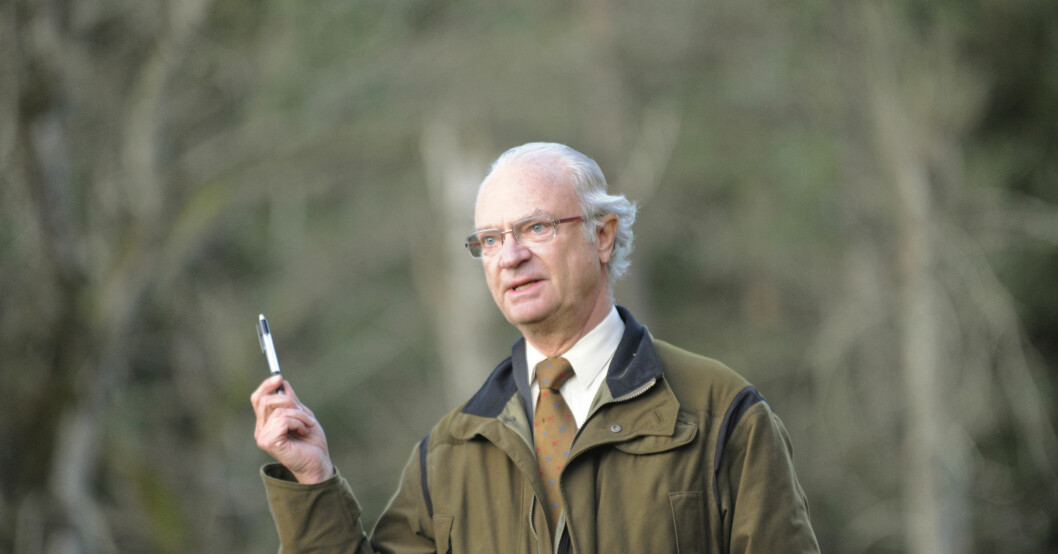 Kungen fick frågor om "Den ofrivillige monarken" på en presskonferensen, mitt under älgjakten. Kung Carl Gustaf