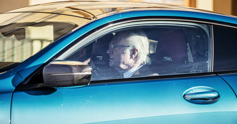 Kung Carl Gustaf har en imponerande bilsamlingen – här kör han sin BMW M8 Competition Coupé. Kung Carl Gustaf