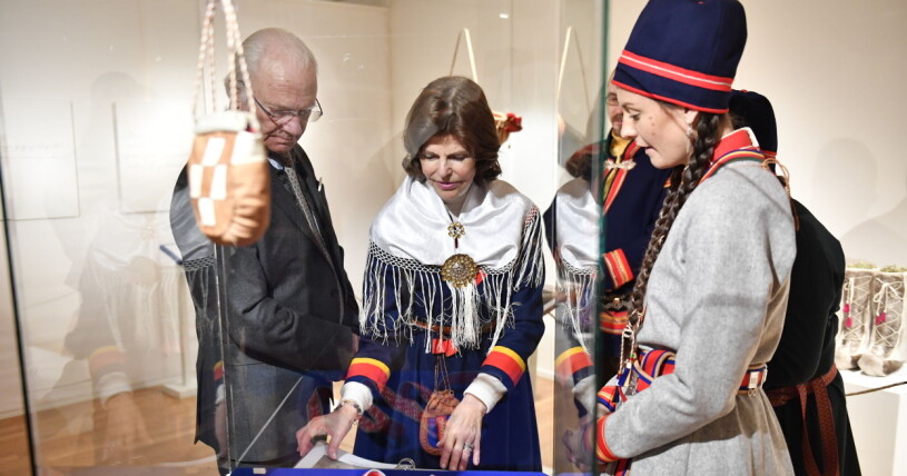 Kung Carl Gustaf och drottning Silvia besökte elevutställningen på andra våningen på Samernas Utbildningscentrum under sitt besök i Jokkmokk, 2020. Kung Carl Gustaf och drottning Silvia